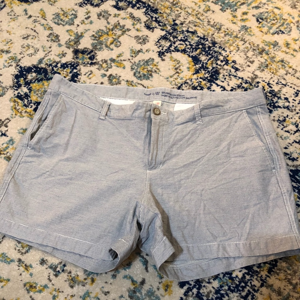 GAP Navy & white 5” short in great condition Sz18